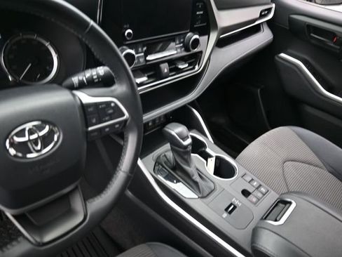 Used 2024 Toyota Highlander LE image 24