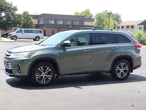 Used 2017 Toyota Highlander Plus w/ Carpet Mat Package AWD/4WD image 10