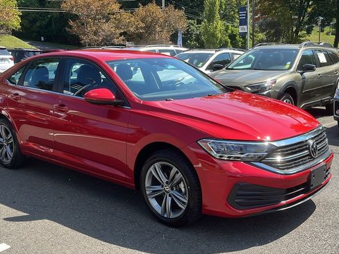 Used 2023 Volkswagen Jetta SE image 2
