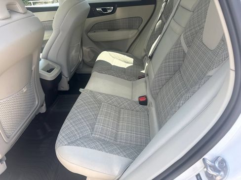 Used 2022 Volvo XC60 B5 Momentum FWD image 5