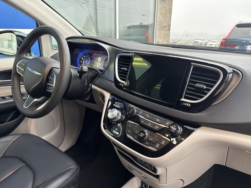 Used 2024 Chrysler Pacifica Touring-L image 15
