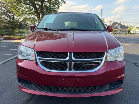Used 2016 Dodge Grand Caravan SXT w/ UConnect Hands-Free Group FWD image 3
