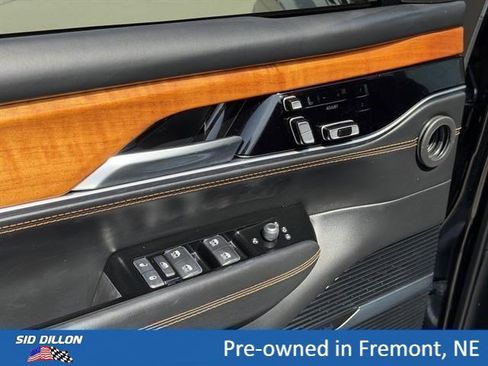 Used 2023 Jeep Grand Wagoneer Series III AWD/4WD image 16