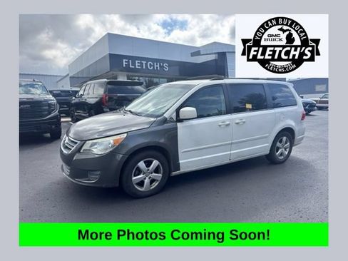 Used 2009 Volkswagen Routan SEL FWD image 1