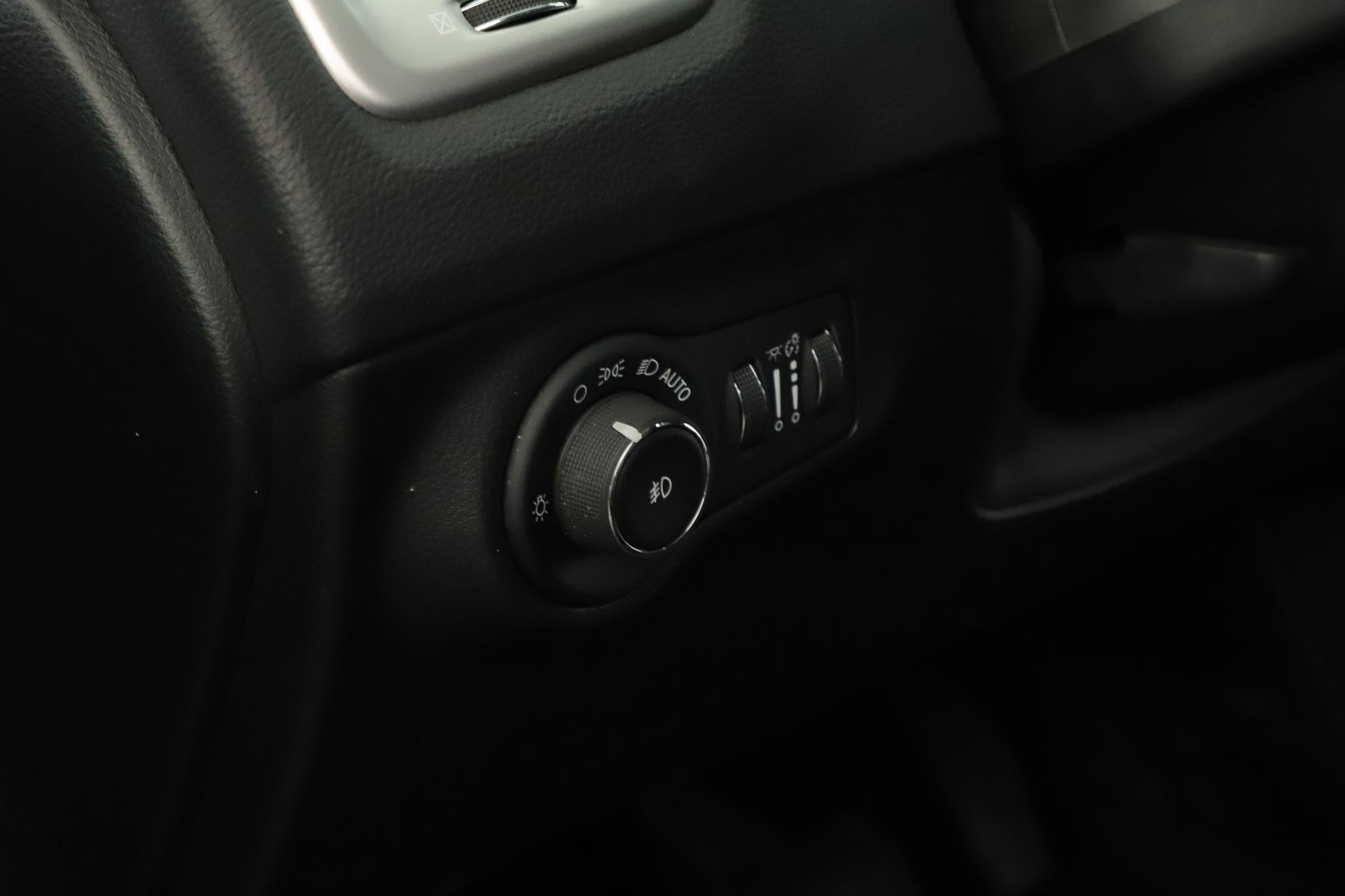 Used 2018 Jeep Compass Latitude w/ Cold Weather Group AWD/4WD image 8