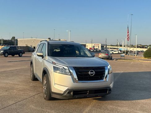 Certified 2025 Nissan Pathfinder SV FWD image 3