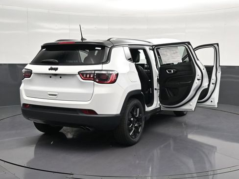 Used 2022 Jeep Compass Latitude FWD image 38