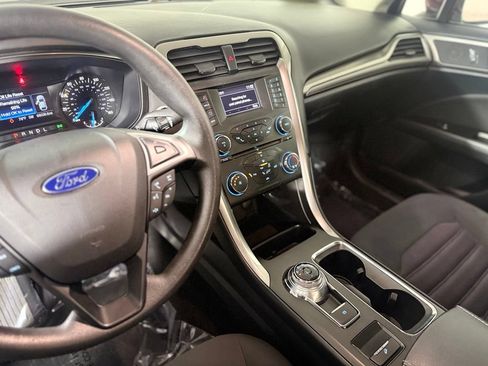 Used 2017 Ford Fusion SE FWD image 17