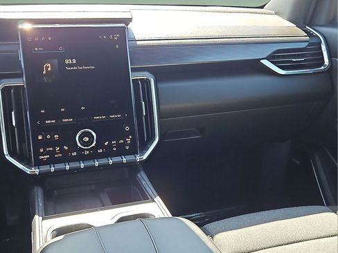 Used 2025 GMC Acadia Elevation image 18