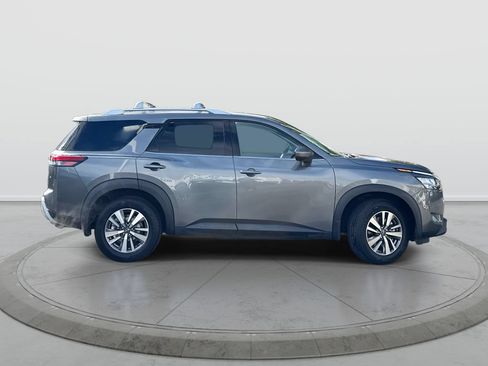 Used 2024 Nissan Pathfinder SL FWD image 3