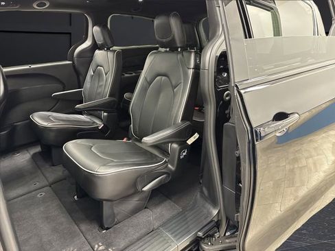 Used 2025 Chrysler Pacifica Limited image 30