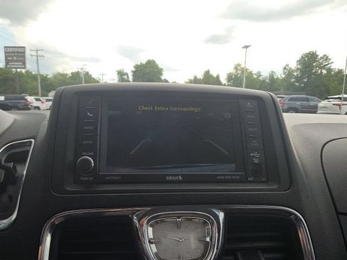 Used 2015 Chrysler Town & Country Touring w/ Driver Convenience Group FWD image 15