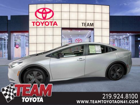 Used 2024 Toyota Prius LE FWD image 1