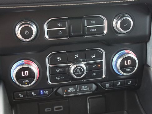 Used 2023 GMC Yukon XL SLT w/ SLT Premium Package AWD/4WD image 18