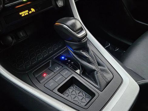 Used 2022 Toyota RAV4 XLE Premium image 12