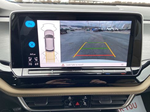 Used 2024 Volkswagen Atlas Cross Sport SE image 44