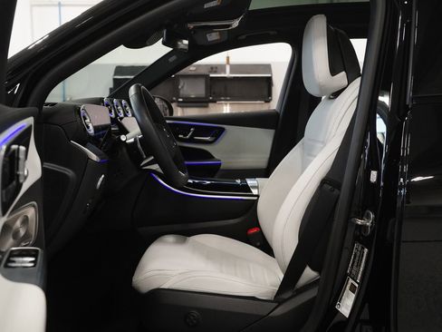 Used 2025 Mercedes-Benz GLC 350e 4MATIC image 2