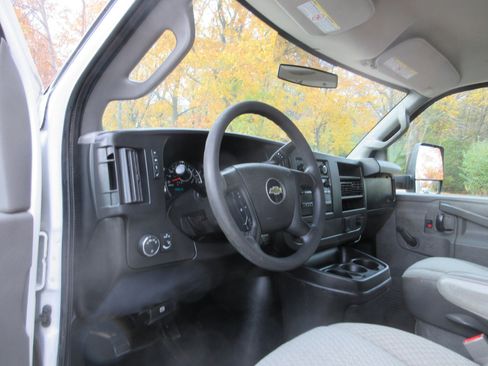 Used 2018 Chevrolet Express 3500 w/ Driver Convenience Package image 30