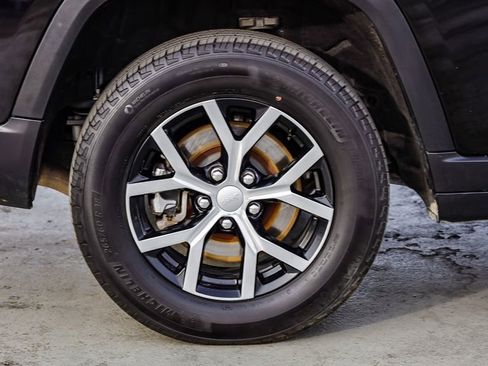 Certified 2024 Jeep Grand Cherokee L Limited w/ Luxury Tech Group II image 11