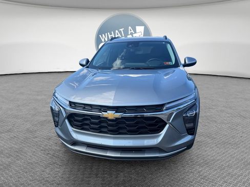 Certified 2025 Chevrolet Trax LT w/ Driver Confidence Package FWD image 9