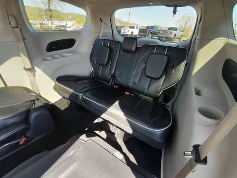 Used 2023 Chrysler Pacifica Limited FWD image 45