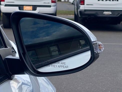 Used 2022 Toyota C-HR XLE image 16