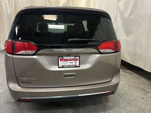 Used 2018 Chrysler Pacifica Touring-L Plus w/ Tire & Wheel Group FWD image 4