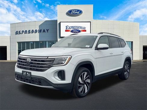 Used 2025 Volkswagen Atlas SE image 2