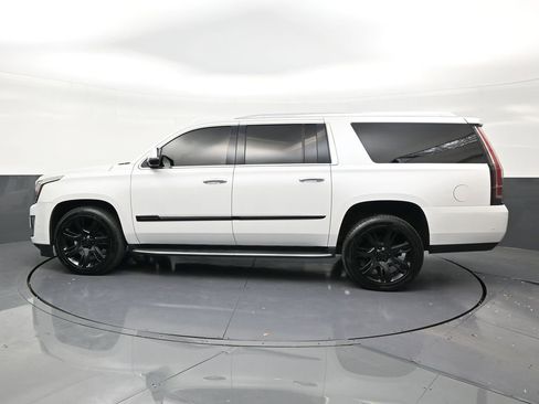 Used 2018 Cadillac Escalade ESV Luxury RWD image 2