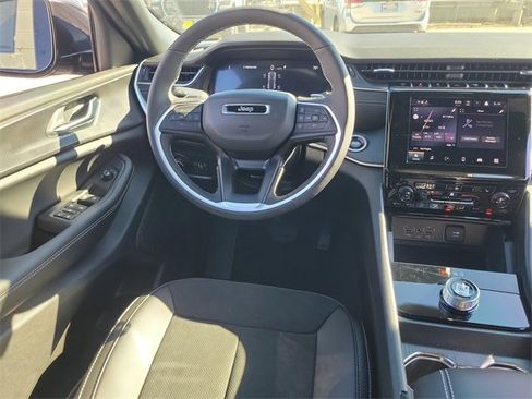 New 2025 Jeep Grand Cherokee Altitude image 8