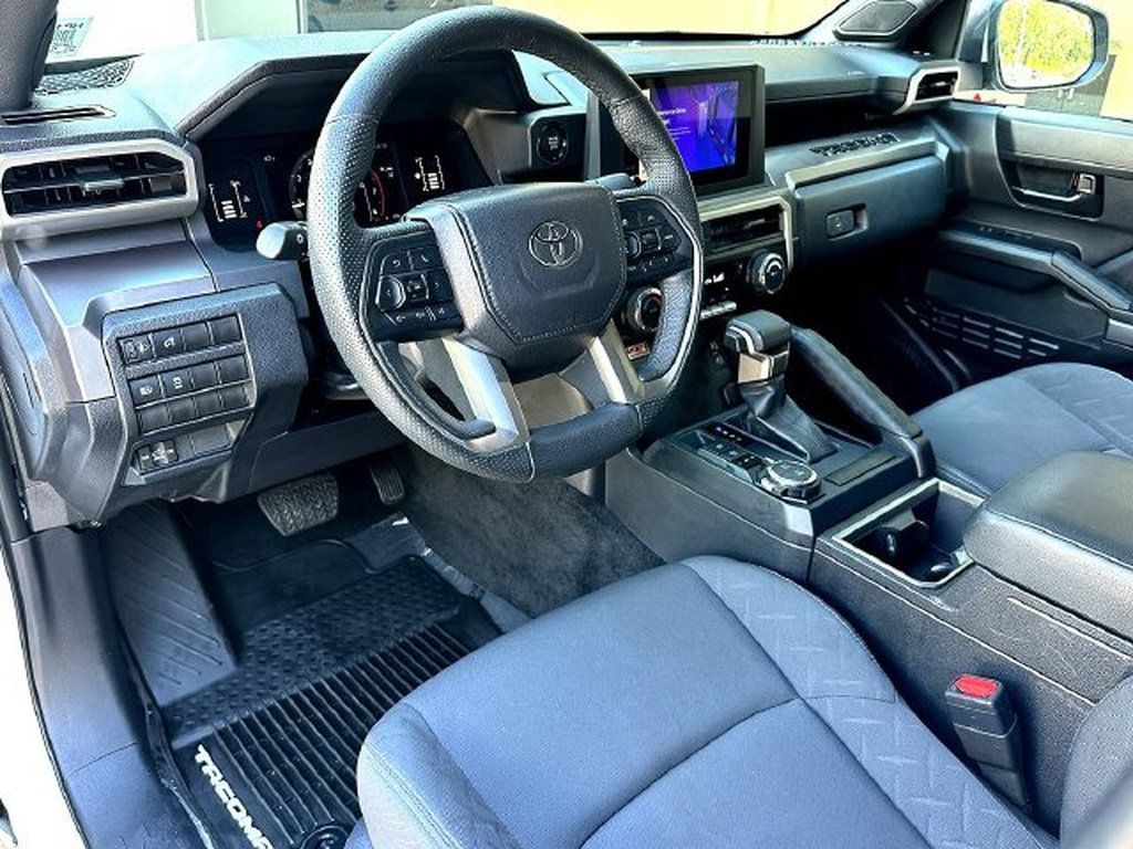 Certified 2025 Toyota Tacoma SR5 w/ SR5 Upgrade Package AWD/4WD image 13
