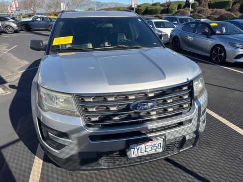 Used 2017 Ford Explorer FWD image 2