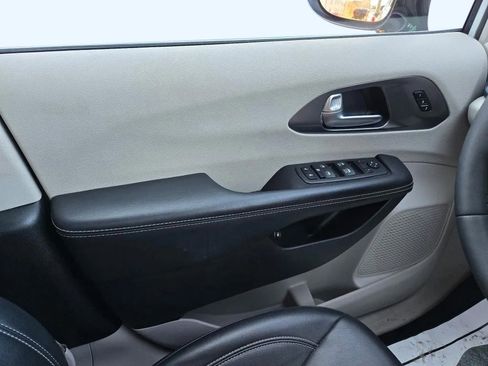 Used 2024 Chrysler Pacifica Select image 11