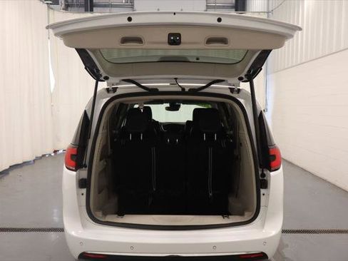 Certified 2023 Chrysler Pacifica Touring-L FWD image 22