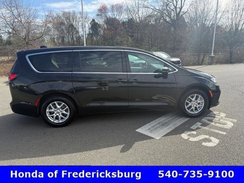 Used 2023 Chrysler Pacifica Touring-L image 7