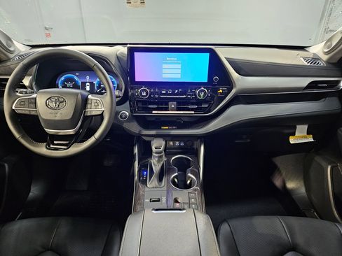 New 2026 Toyota Highlander Platinum AWD/4WD image 9