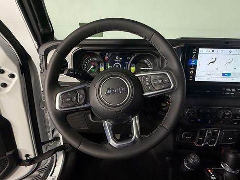 Used 2025 Jeep Wrangler Unlimited Sahara AWD/4WD image 15