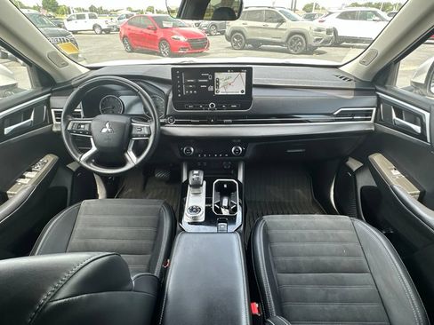 Used 2025 Mitsubishi Outlander SE FWD image 17