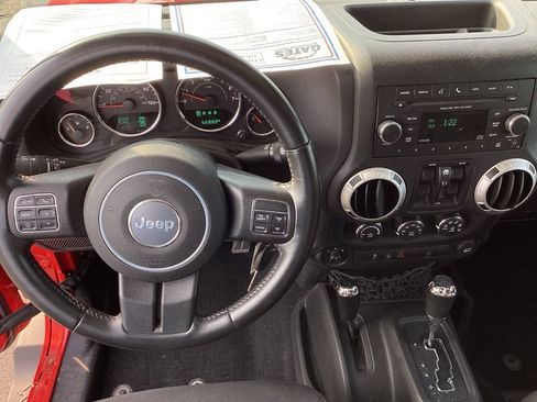 Used 2016 Jeep Wrangler Unlimited Sahara w/ Connectivity Group AWD/4WD image 11