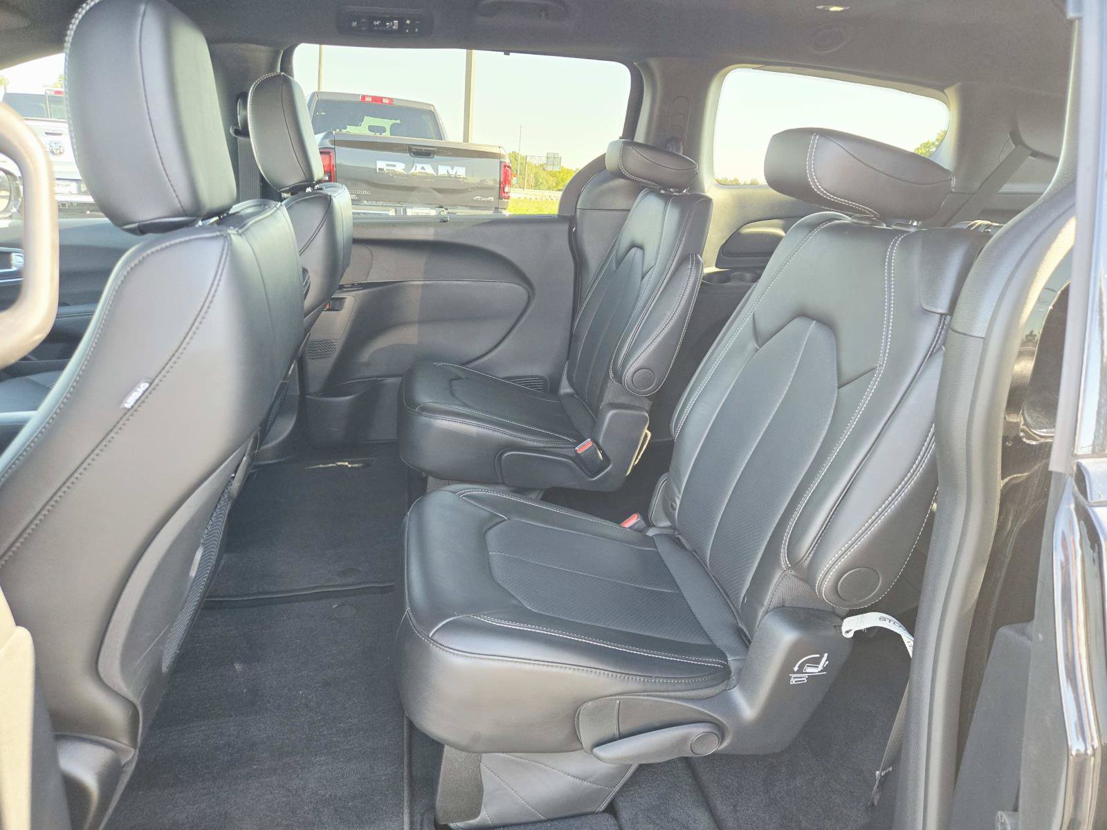 Used 2024 Chrysler Pacifica Touring-L FWD image 14