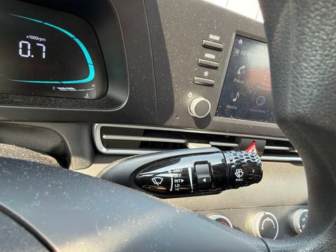 Certified 2025 Hyundai Elantra SE FWD image 32
