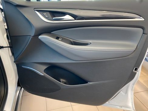 Used 2024 Buick Enclave Essence image 8