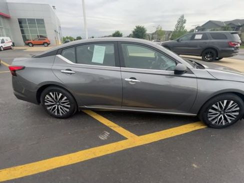 Used 2025 Nissan Altima 2.5 SV FWD image 3