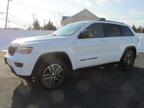 Used 2017 Jeep Grand Cherokee Trailhawk w/ Trailhawk Luxury Group AWD/4WD image 32