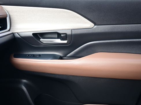 Used 2025 Toyota Grand Highlander AWD image 32