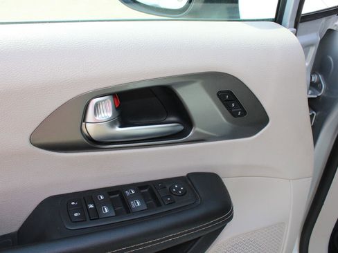 Certified 2023 Chrysler Pacifica Touring-L FWD image 10