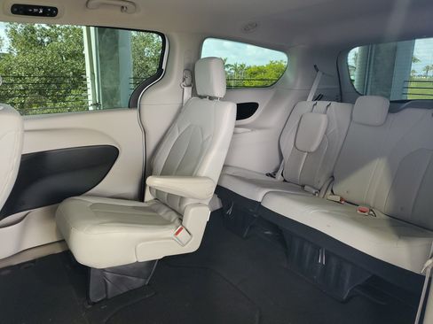 Used 2017 Chrysler Pacifica LX FWD image 8
