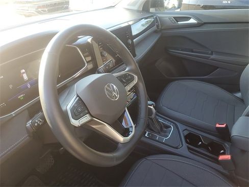 Certified 2025 Volkswagen Taos SE image 18