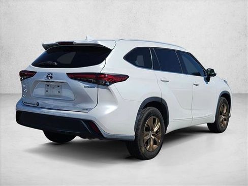 Used 2022 Toyota Highlander Bronze Edition FWD image 10