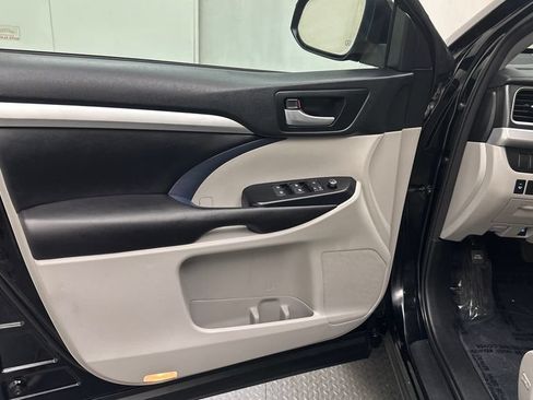 Used 2016 Toyota Highlander XLE AWD/4WD image 17